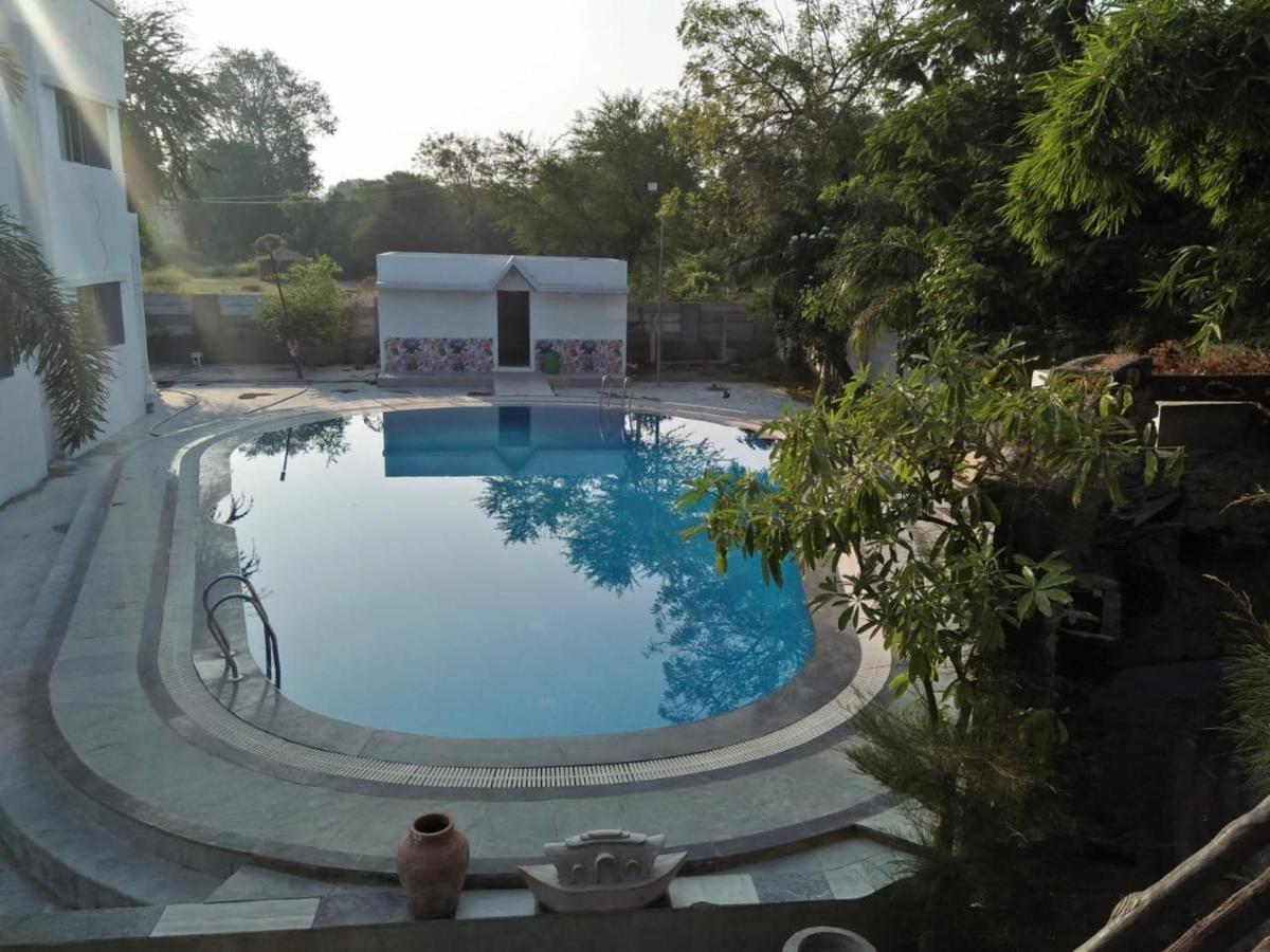 Royal Club & Resort Ahmedabad Exterior foto